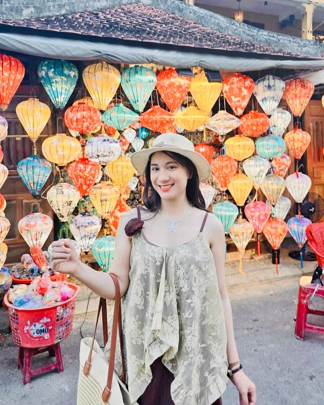 Ms Emily, Quản lý kinh doanh
