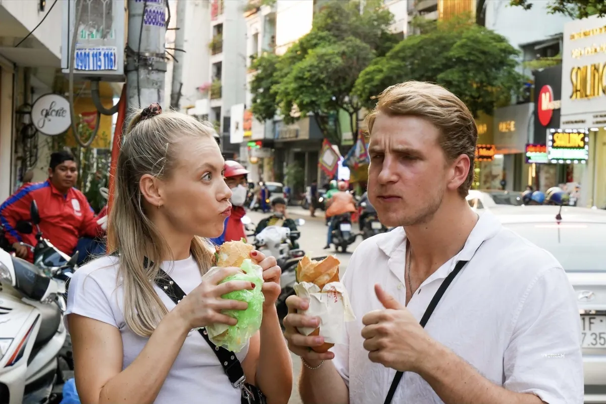 Hanoi street food tour exploring Old Quarter food stalls