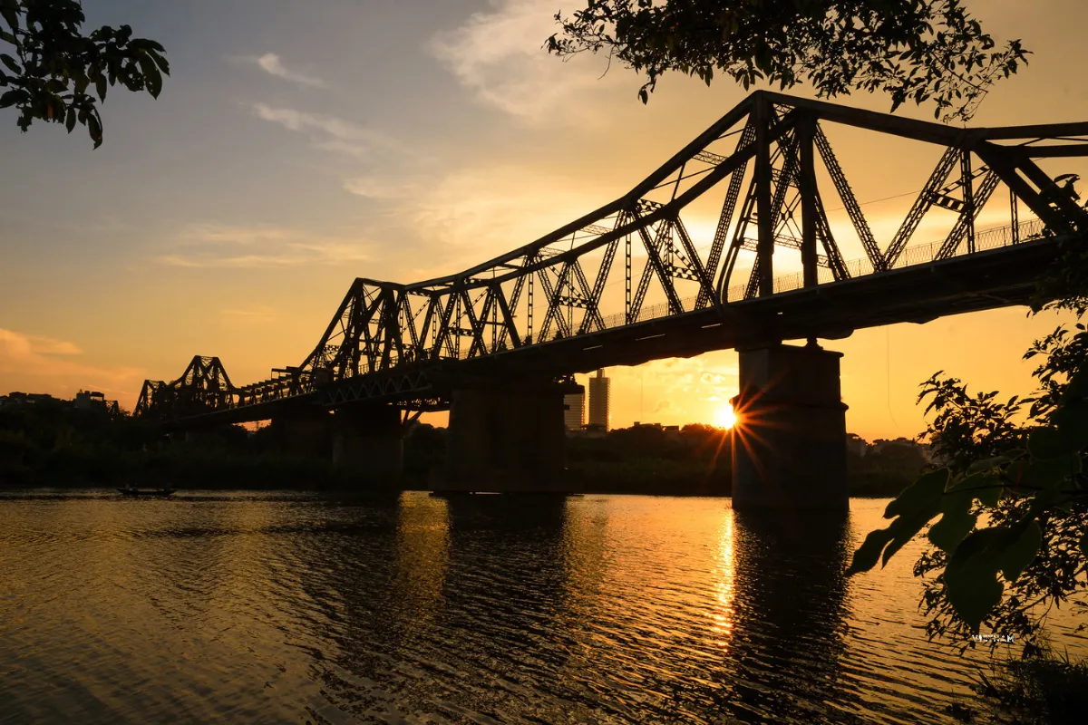 Long Bien Bridge 