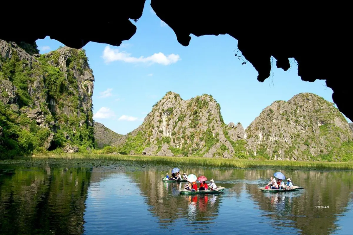 Tam Coc discovery tour boat ride through limestone mountain