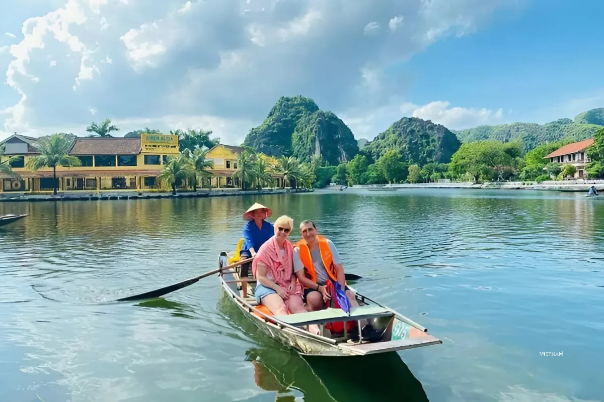 Tam Coc private tour boat ride through limestone mountains