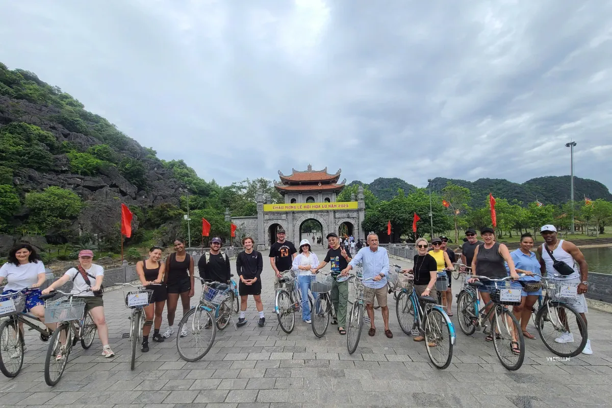 Trang An and Hoa Lu cycling tour through rural village paths