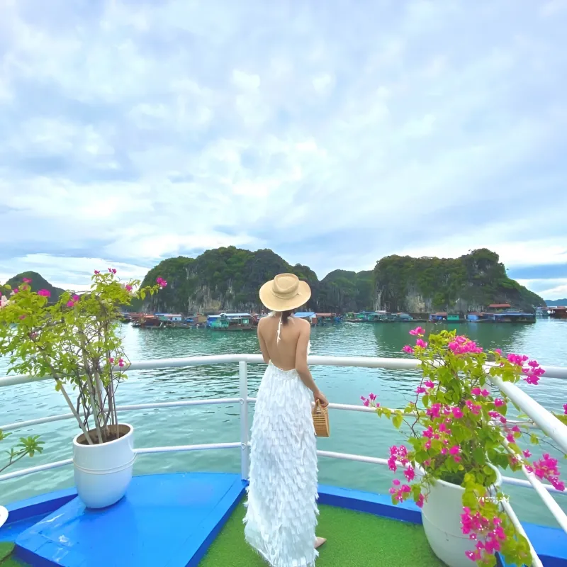 Lan Ha Bay tours – kayaking in calm waters