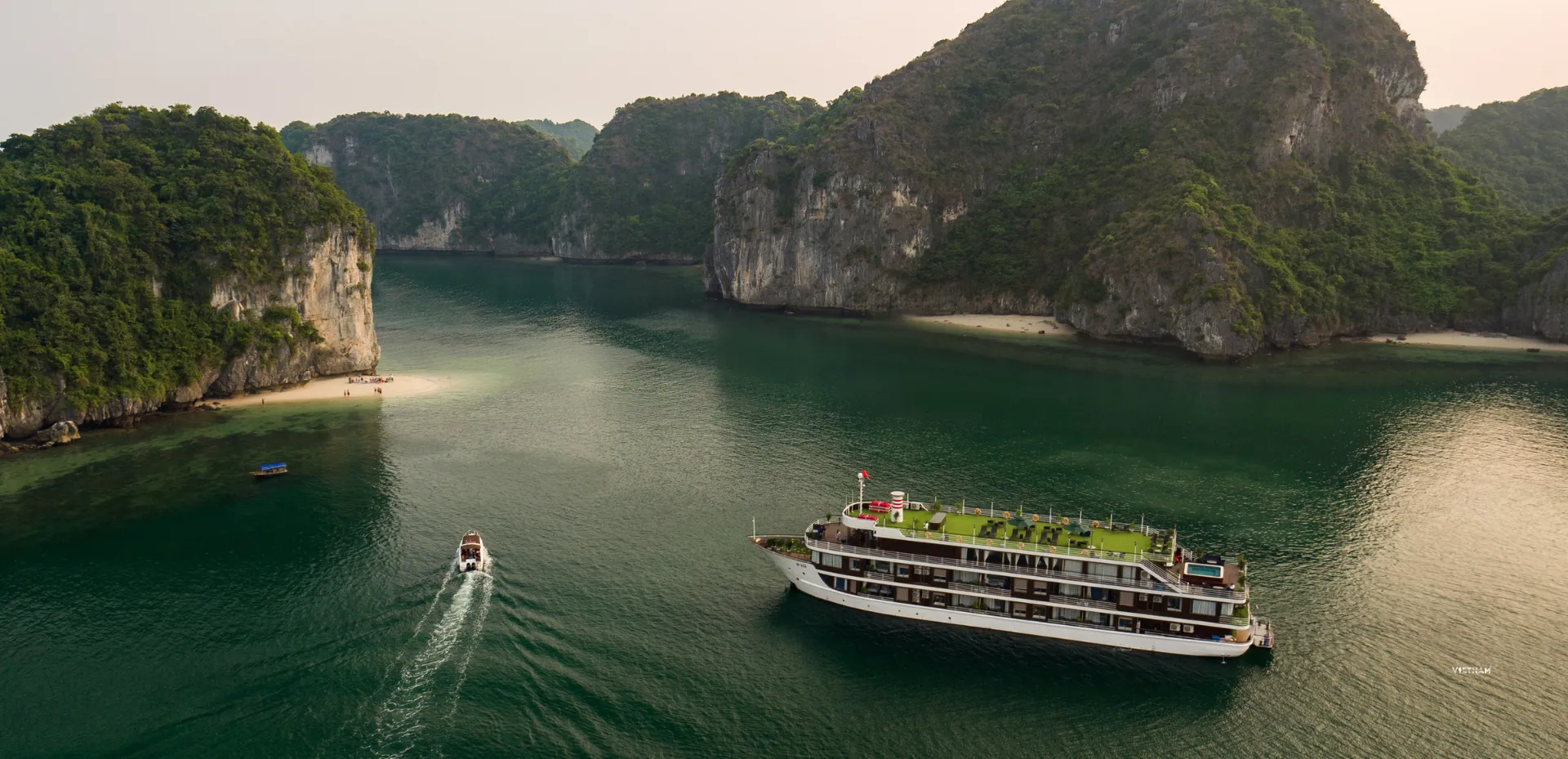 Top Vietnam experiences – cruise in Halong Bay