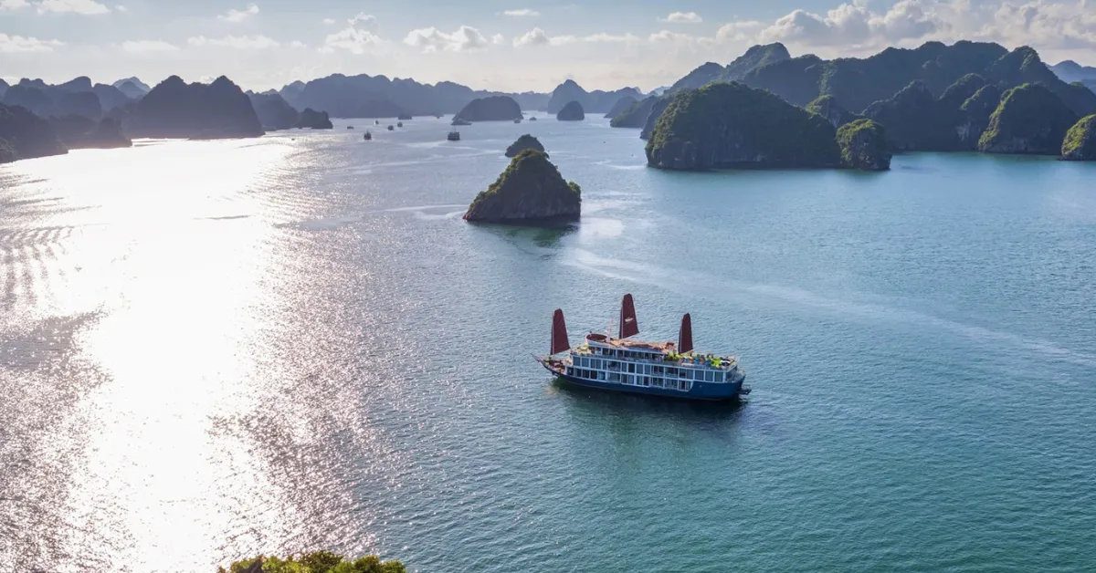 Vietnam cruise tours along the Lan Ha Bay in northern Vietnam
